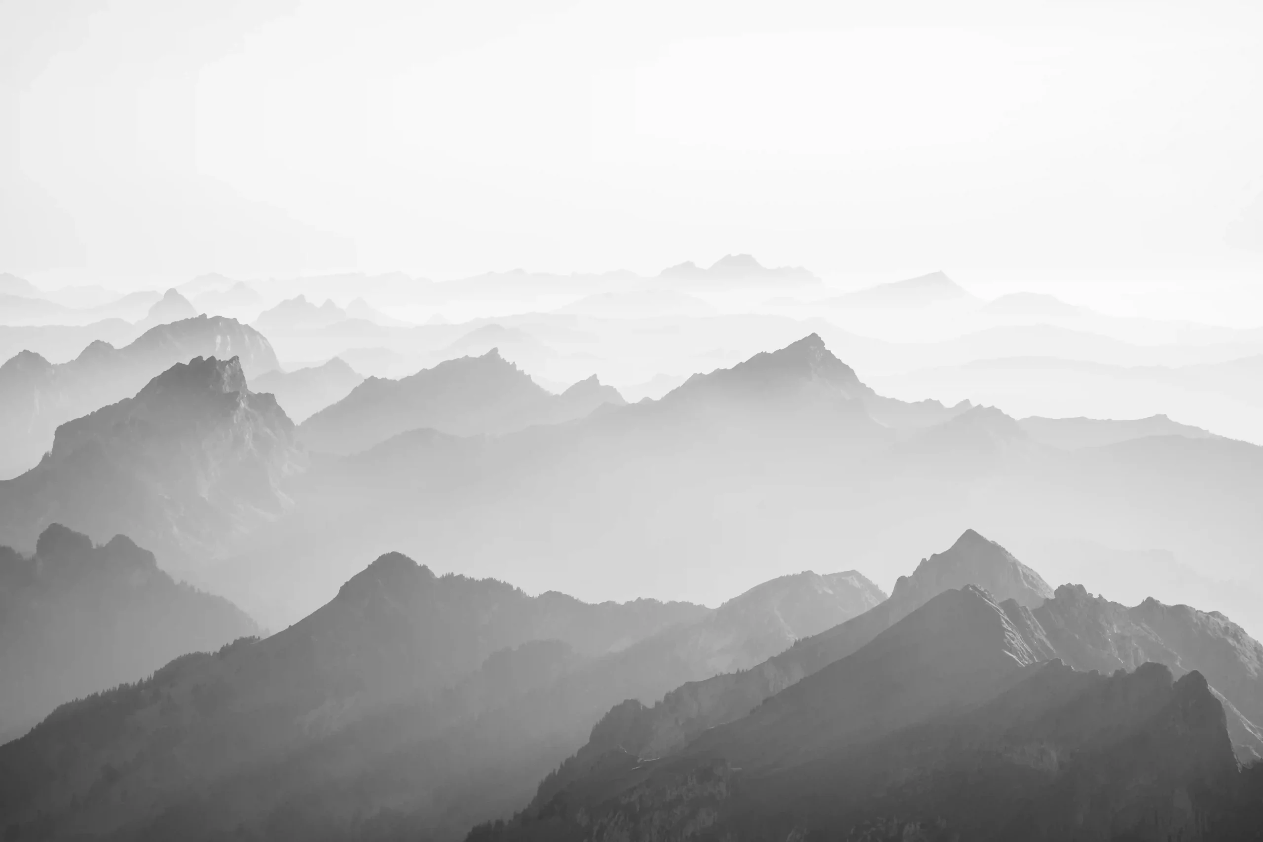 Berglandschaft im Alpstein mit den verschiedenen Bergschatten in shcwarz weiss