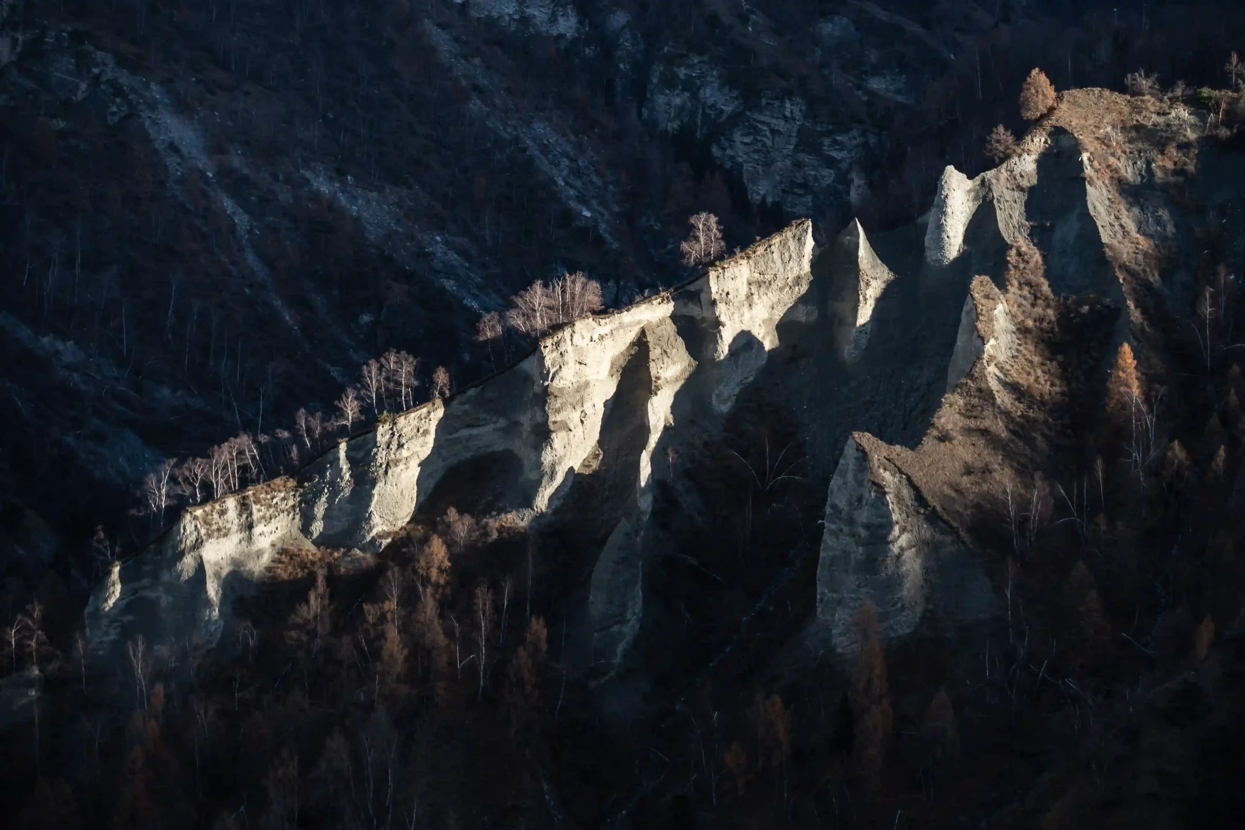 Felsenlandschaft in der Schweiz vom Wetter und Wind geformt. Geniales Schatten Licht Spiel der Natur.